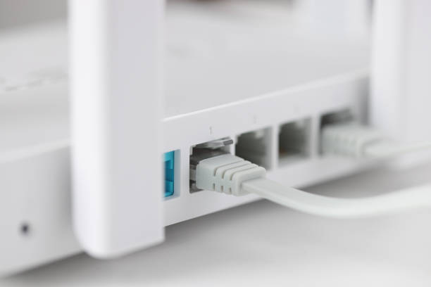 ネットワークケーブルは、アクセスポイントクローズアップのソケットに接続されています - network connection plug network server computer cable wireless technology ストックフォトと画像