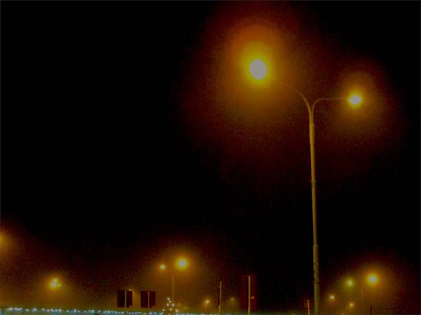 zimowe gęste mgliste noc złote lampy uliczne - winter city germany brandenburg zdjęcia i obrazy z banku zdjęć