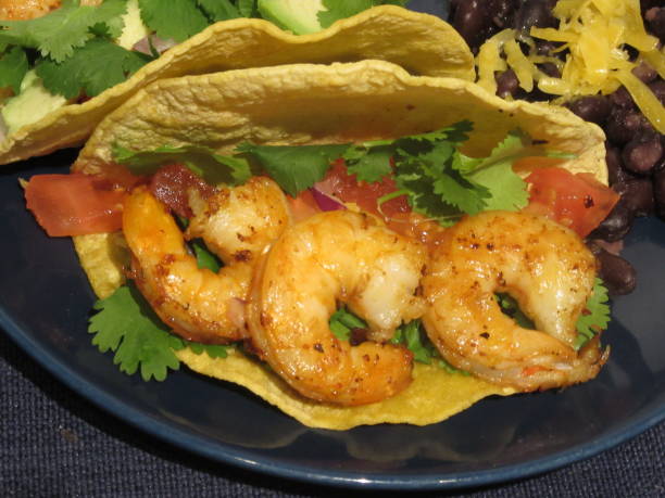 c’est un taco aux crevettes ! - sandwich avocado prepared shrimp bread photos et images de collection