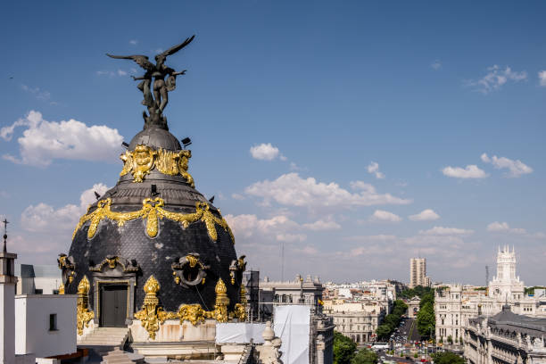 cúpula decorada en oro y figura de un ángel contra el cielo azul de la ciudad de madrid. - palacio de linares fotografías e imágenes de stock
