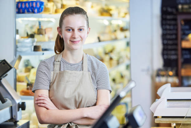 ritratto o ragazza adolescente che lavora nel negozio di alimentari delicatessen come esperienza di lavoro - serving people teenage girls female foto e immagini stock