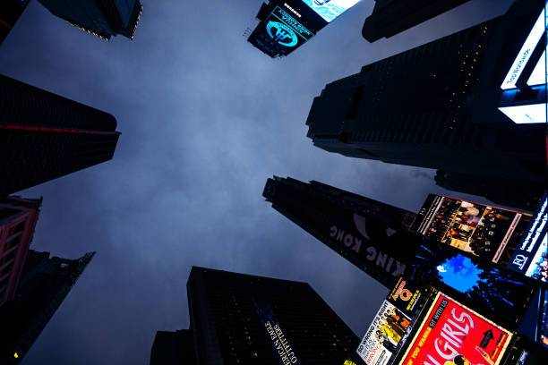 타임스스퀘어 바이 나이트, 뉴욕 - skyscraper low angle view new york city night 뉴스 사진 이미지