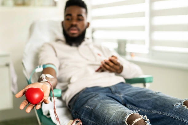 um jovem afro-americano doando sangue no hospital - blood cell fotos - fotografias e filmes do acervo