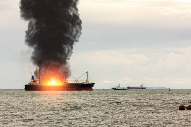 물류 수입 수출 상품 및 기타 폭발을위한 대형 일반화물선및 바다에서 많은 화재와 연기가 있었습니다. - 수출 뉴스 사진 이미지