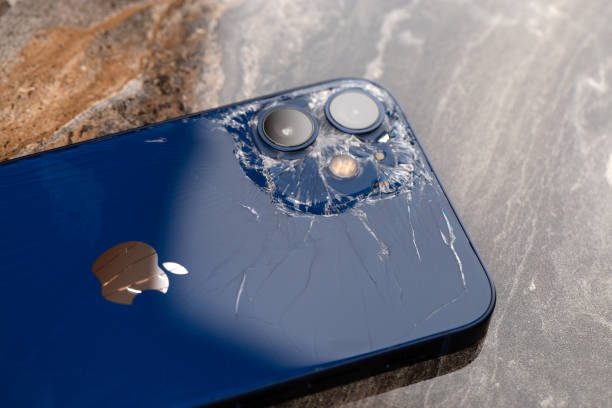 大理石の表面にiphone 12。壊れたケースを持つスマートフォンのクローズアップ。 - number 13 写真 ストックフォトと画像