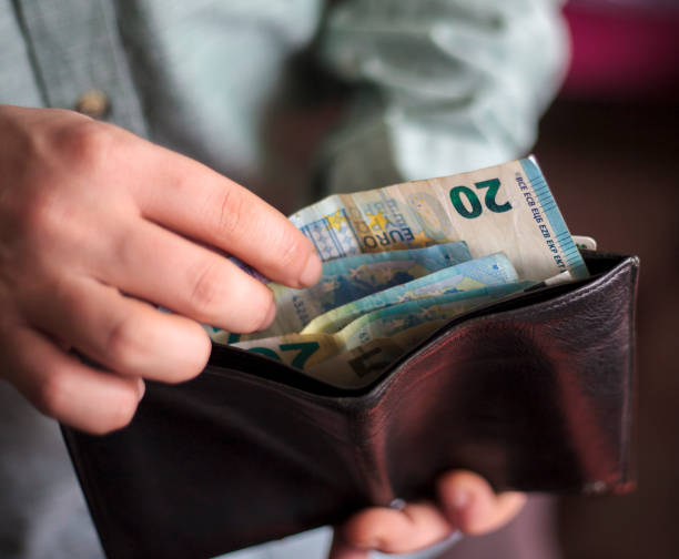 uma carteira de couro contendo contas euro - nota de vinte euros - fotografias e filmes do acervo