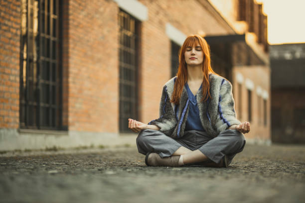 fashionable woman practicing yoga outdoors - yoga winter urban scene outdoors imagens e fotografias de stock