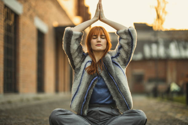 fashionable woman practicing yoga outdoors - yoga winter urban scene outdoors imagens e fotografias de stock
