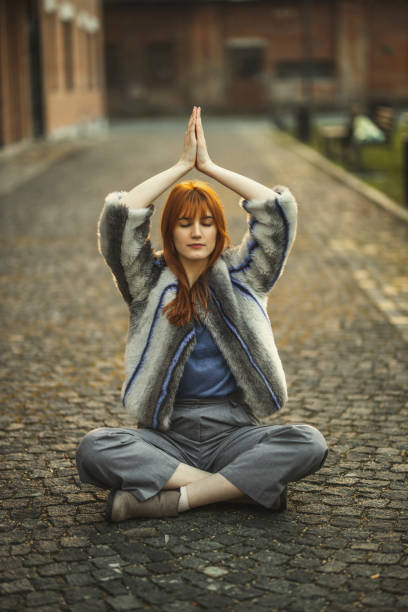 fashionable woman practicing yoga outdoors - yoga winter urban scene outdoors imagens e fotografias de stock
