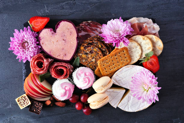 день матери charcuterie борту на фоне темного сланца - rose mothers day flower pink стоковые фото и изображения