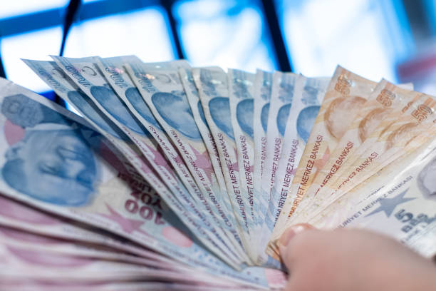テーブルの上のトルコリラ紙幣。トルコの紙幣。 - crisis finance debt bank ストックフォトと画像