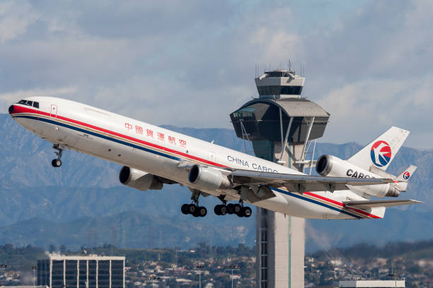 china eastern airlines cargo mcdonnell douglas md-11 au départ de l’aéroport international de los angeles. - china eastern airlines photos et images de collection