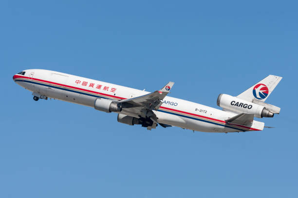 china eastern airlines cargo mcdonnell douglas md-11 au départ de l’aéroport international de los angeles. - china eastern airlines photos et images de collection