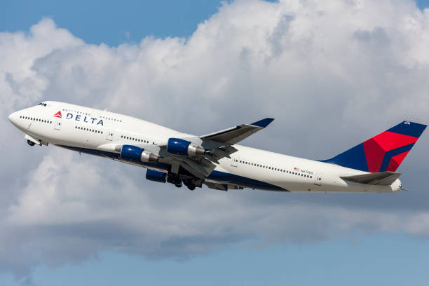 delta air lines boeing 747 decolla dall'aeroporto internazionale di los angeles. - boeing 747 immagine foto e immagini stock