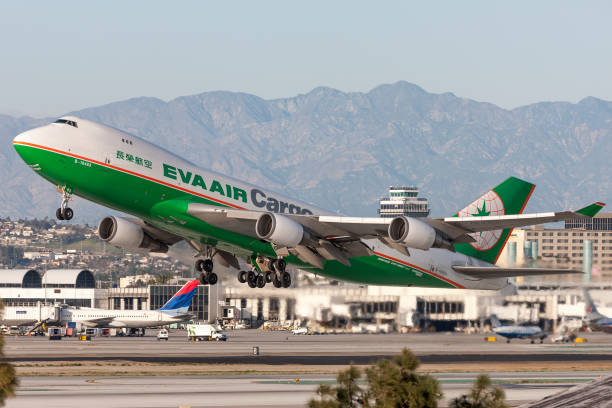 ロサンゼルス国際空港を離陸するエバー航空貨物ボーイング747貨物機。 - boeing boeing 747 airplane cargo container ストックフォトと画像