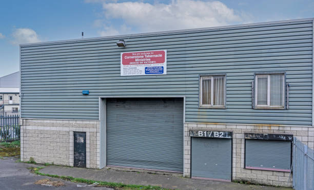 kamień węgielny tabernacle ministries church w station road business park, clondalkin, dublin, irlandia. - clondalkin zdjęcia i obrazy z banku zdjęć