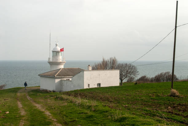 farol de igneada na costa do mar negro. - kirklareli - fotografias e filmes do acervo