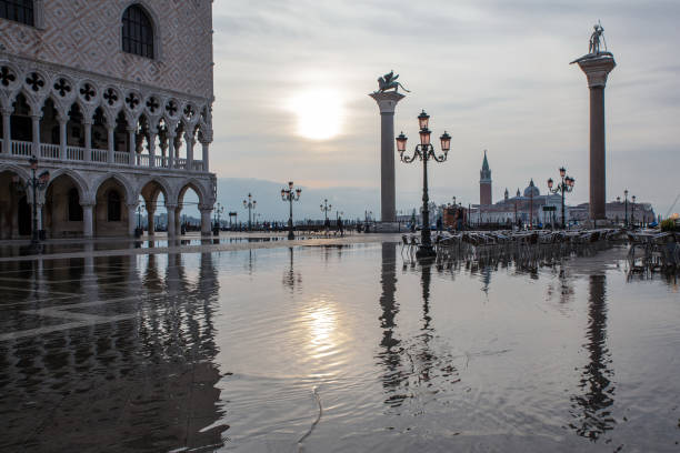 inundación en venecia, plaza de san marcos - acqua alta fotografías e imágenes de stock