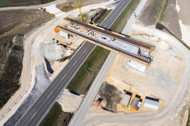 puente de la autopista en construcción, vista aérea - bridge incomplete construction building activity fotografías e imágenes de stock