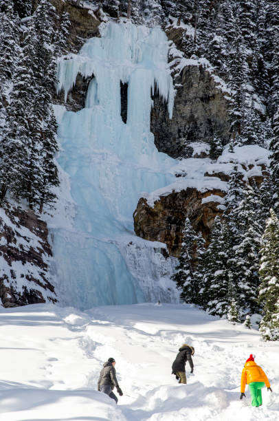 escursioni alla cascata blu ghiacciata - icicle hanging snow moving down foto e immagini stock