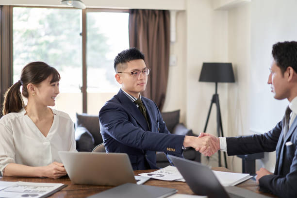 homme d’affaires asiatique se serrant la main avec le latin - coalition businessman business handshake photos et images de collection