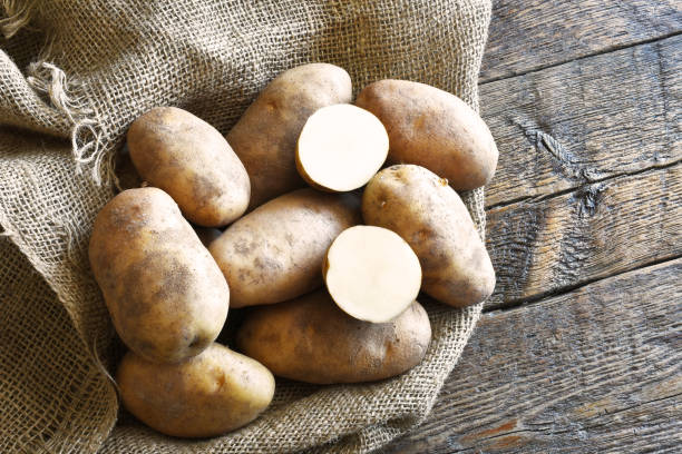 grosses pommes de terre russet - raw potato organic rustic bag photos et images de collection