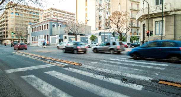 attraversamento stradale italiano - catania sicily italy traffic foto e immagini stock