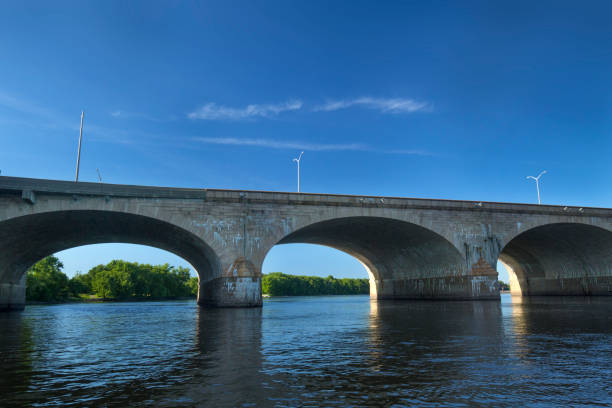 арки моста балкли в хартфорде, штат коннектикут, в июне. - река коннектикут стоковые фото и изображения