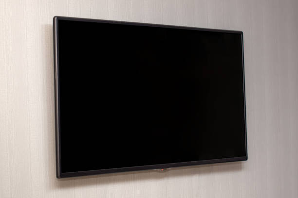 벽에 걸려 있는 대형 평면 tv, 검은 화면이 있는 tv, tv 끄기 - man made structure high definition television domestic room living room 뉴스 사진 이미지