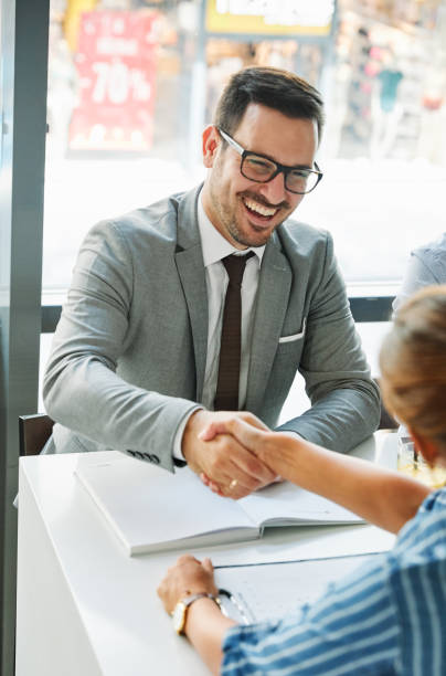 geschäftsmann büro arbeit hand schütteln vereinbarung vereinbarung angebot - lawyer young adult suit expressing positivity stock-fotos und bilder