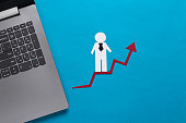 laptop-papier-business-mann-auf-wachstumspfeil-blauer-hintergrund-symbol-des-finanziellen-und.jpg?b=1&s=170x170&k=20&c=ZwOl4oFf6TXI-6Axemw08-I7WAahUe86-IMLAunkNpQ=
