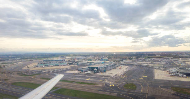 ローマ・レオナルド・ダ・ヴィンチ・フィウミチーノ空港からの離陸 - airplane seat ストックフォトと画像