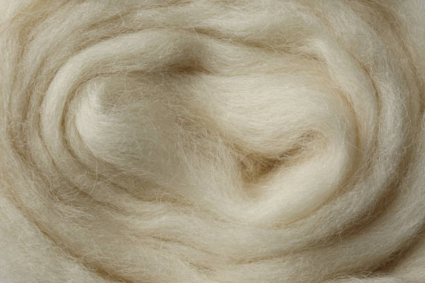 texture in lana bianca pettinata come sfondo, primo piano - lane foto e immagini stock