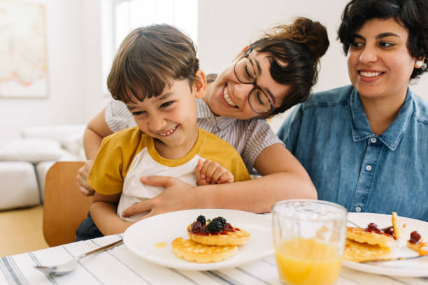 familie mit spaß beim frühstück - tickling stock-fotos und bilder