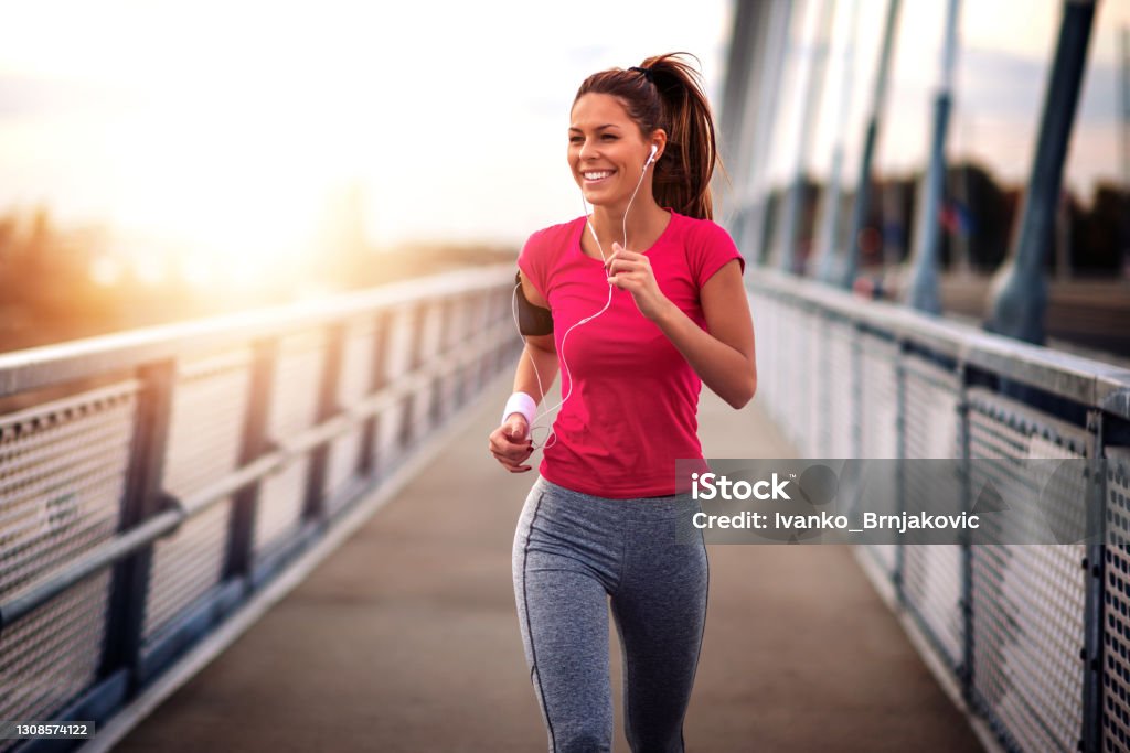 Mujer de fitness haciendo ejercicio al aire libre - Foto de stock de Mujeres libre de derechos
