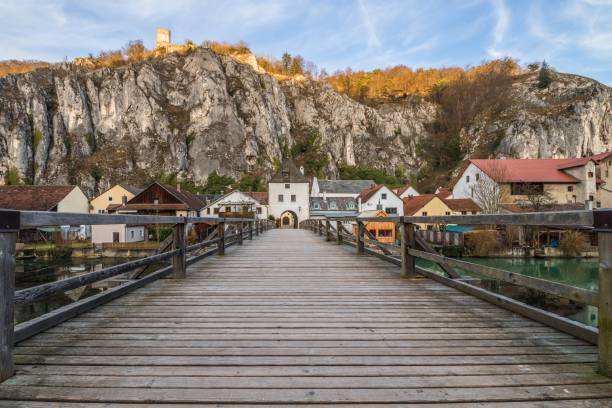 view of essing market in altmühl valley with the bridge over the river and the castle on the rock, germany - altmühltal imagens e fotografias de stock