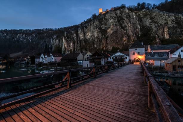 blick auf den essing-markt im altmühltal mit der brücke über den fluss und der burg auf dem felsen, deutschland - essing stock-fotos und bilder