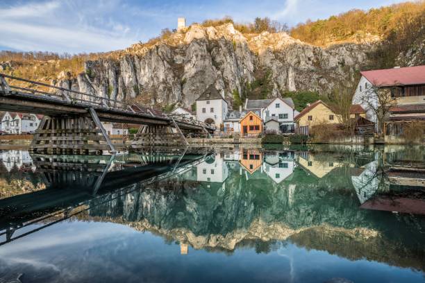view of essing market in altmühl valley with the bridge over the river and the castle on the rock, germany - altmühltal imagens e fotografias de stock