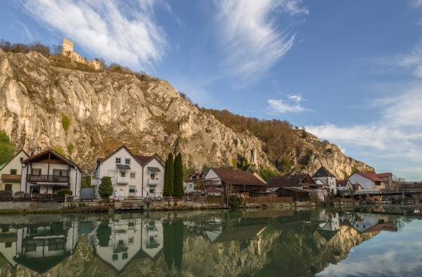 view of essing market in altmühl valley with the bridge over the river and the castle on the rock, germany - altmühltal imagens e fotografias de stock