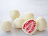 ホワイトチョコレートでコーティングされた凍結乾燥イチゴ