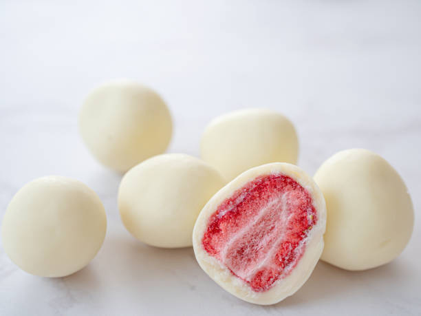 ホワイトチョコレートでコーティングされた凍結乾燥イチゴ - dry strawberry dried food fruit ストックフォトと画像