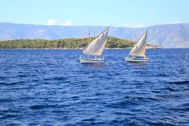 ciesz się żeglarstwem - regatta sports race sailing nautical vessel zdjęcia i obrazy z banku zdjęć