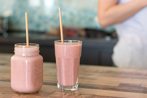 Two smoothie glasses with paper straws