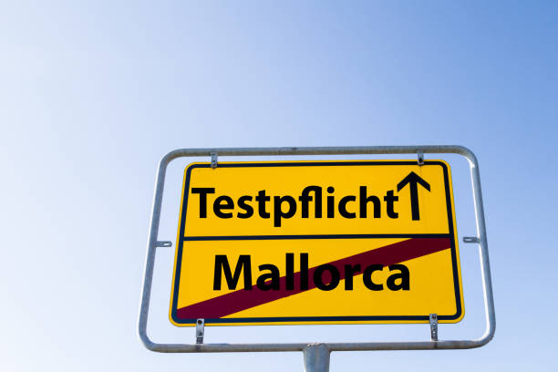 istock Sign Compulsory Test Corona german 