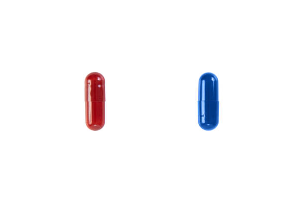 primo piano di pillole rosse e blu isolate su sfondo bianco. tracciato di ritaglio. - healthy eating red colors healthcare and medicine foto e immagini stock