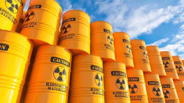 屋外の空に核廃棄物を持つ黄色の樽の貯蔵。 - medical waste ストックフォトと画像
