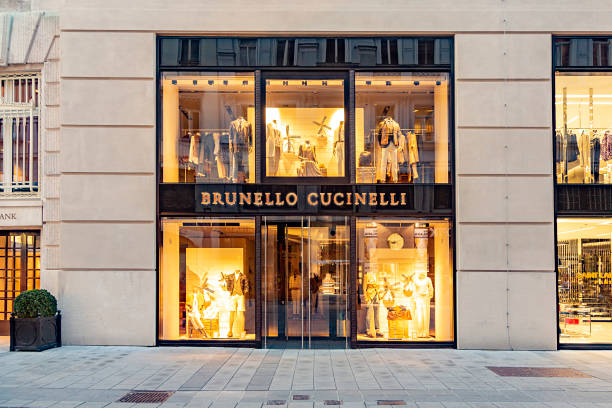 foreign tourists from european and arabic countries visit vienna to  go shopping in haute couture shops like Brunello Cucinelli and others Vienna, Austria - April 25, 2015:  foreign tourists from european and arabic countries visit vienna to  go shopping in haute couture shops like Brunello Cucinelli and others. people shopping in graben street vienna austria stock pictures, royalty-free photos & images