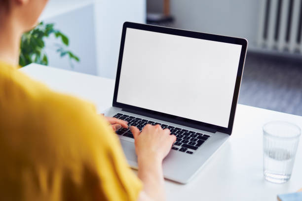 frau arbeitet am laptop am schreibtisch. laptop-mock-up - businesswoman using computer computer monitor women stock-fotos und bilder