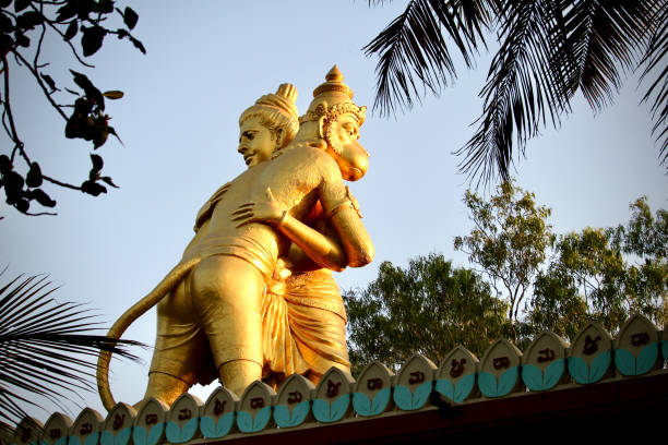 lord hanuman abrazando a lord ram. - hanuman fotografías e imágenes de stock