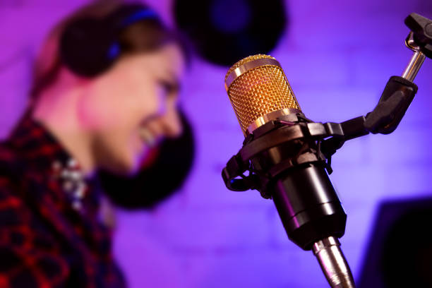 presentador de radio podcaster trabajando en estudio. cierre del micrófono - dj de radio fotografías e imágenes de stock